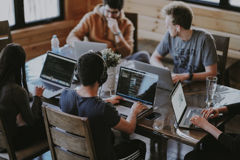 Erfolgreiches Team bei der Website-Erstellung
